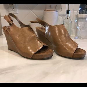 Cute and versatile Aerosoles tan/nude wedges sz 8